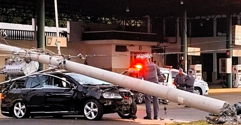 Deu B.O.: Motorista abandona carro após atingir e derrubar dois postes de energia no Centro de Taquaritinga