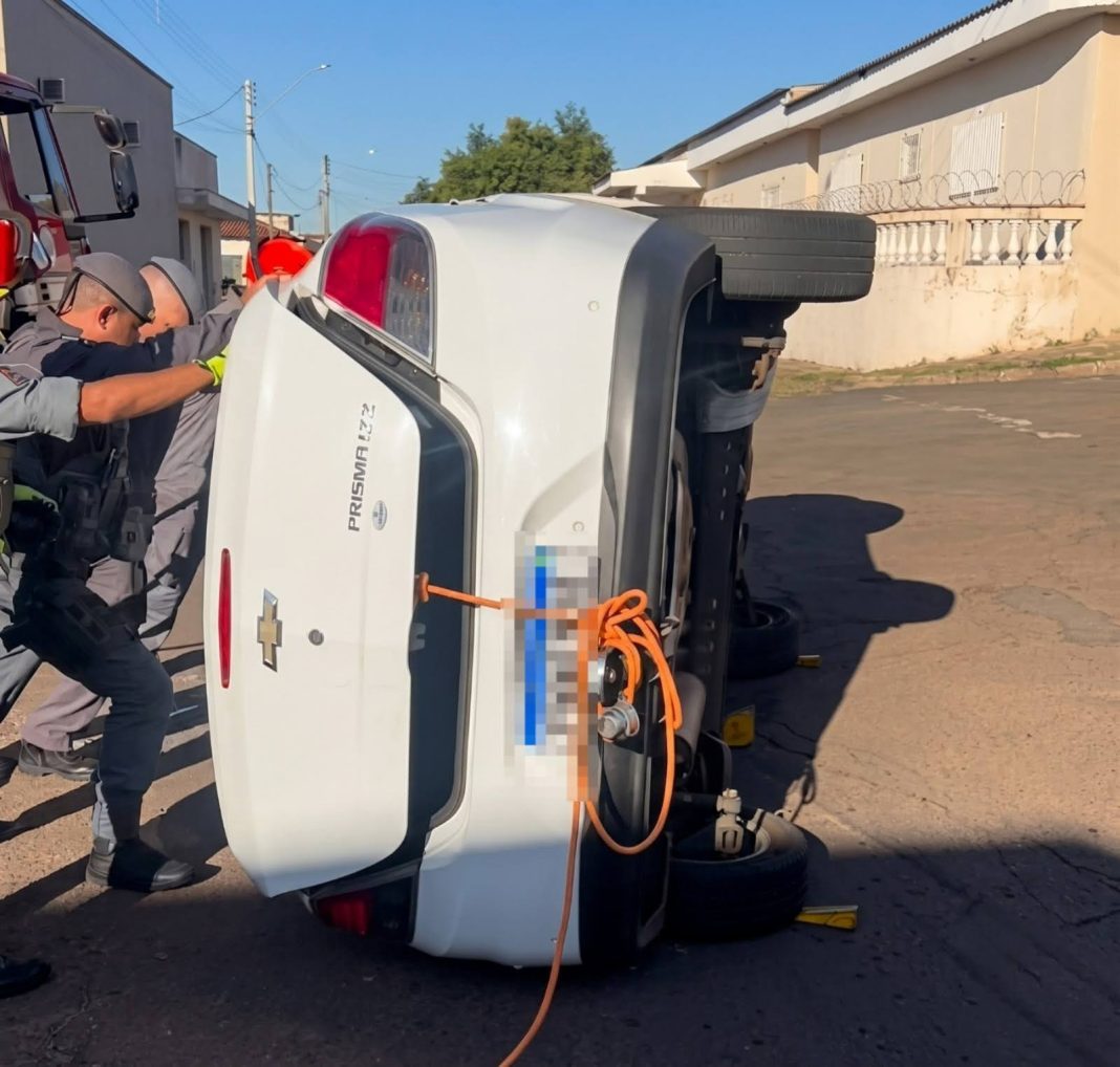 Susto: Carro tomba após motorista perder o controle da direção em Taquaritinga