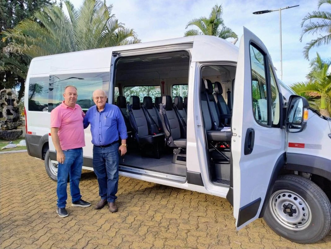 Na região: Prefeitura de Santa Ernestina amplia frota municipal com aquisição de van 0 km para transporte de estudantes e atendimento administrativo