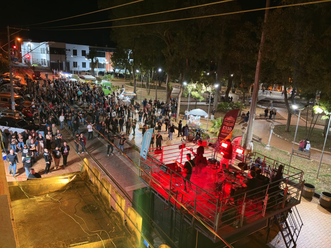 Agito total: Dia do Rock reúne bandas, público e celebra a música no Boulevard Guilherme Mantese em Taquaritinga