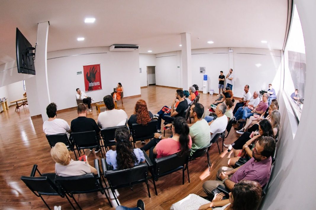 Gente nossa: Gustavo Ascencio leva livro de estreia à Bienal Internacional do Livro em São Paulo