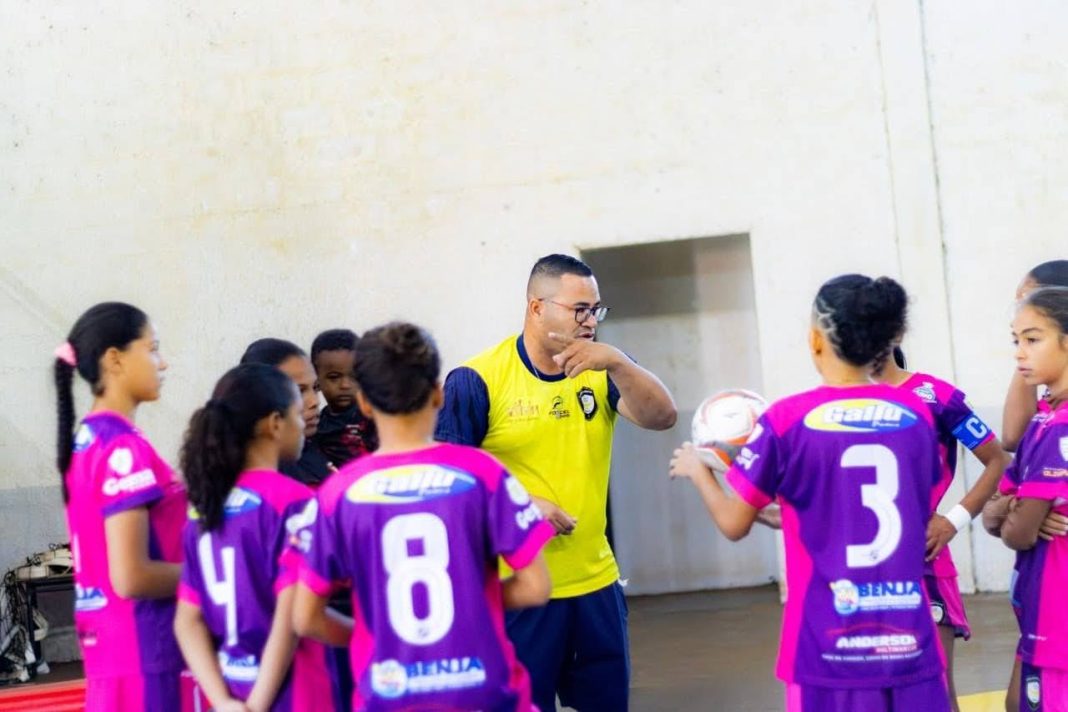 Confronto: Esquadrão da Fé conquista título de festival de futsal feminino em Tabatinga