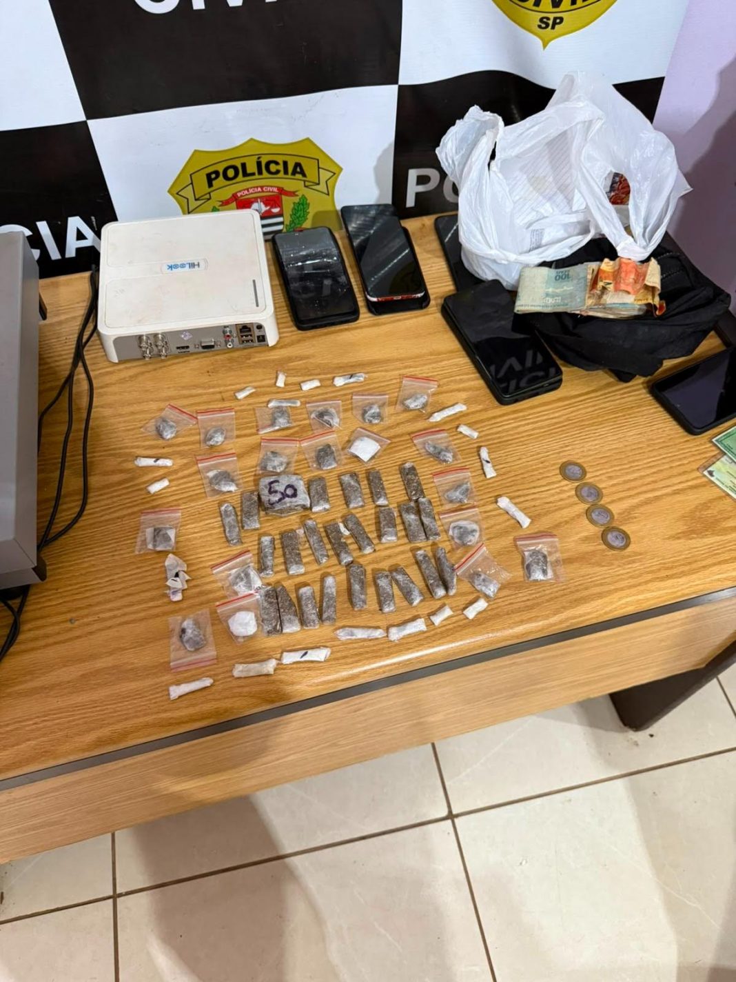 Plantão Policial: Operação conjunta detém adulto e quatro adolescentes e apreende drogas no Jardim do Bosque