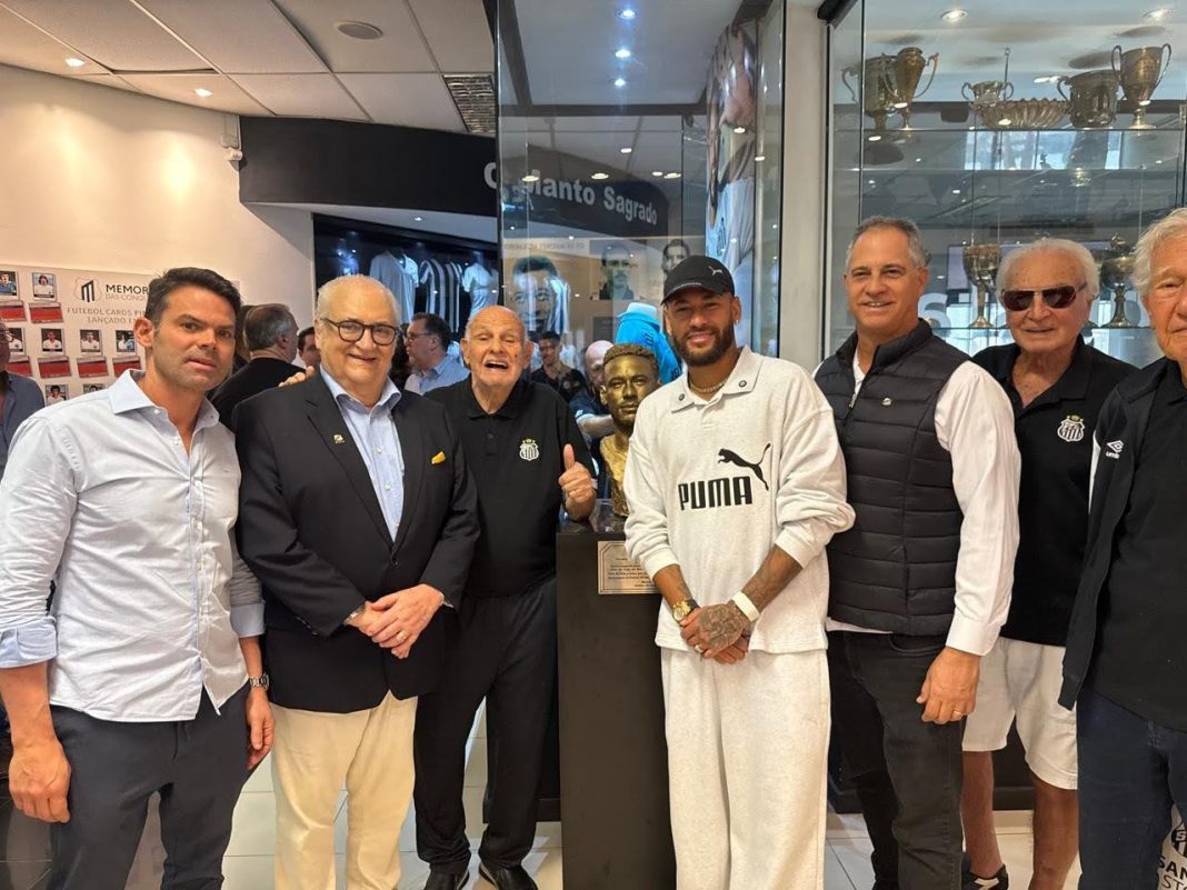 Gente nossa: Taquaritinguense Dr. Beto Barboza participa de homenagem a Neymar na Vila Belmiro