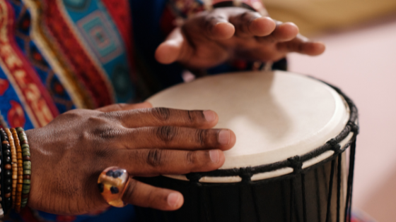 Tradição afro-brasileira: Oficina de Ritmos Africanos encerra atividades com apresentação de atabaque em Taquaritinga